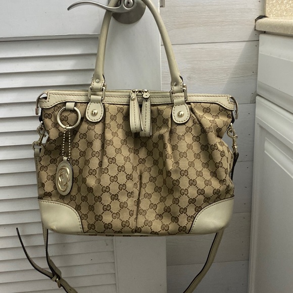 Gucci Handbags - Authentic Gucci Sukey crossbody shoulder purse.